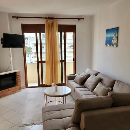 Lydia's Place By The דירה