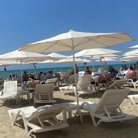 Lydia's Place By The גולם